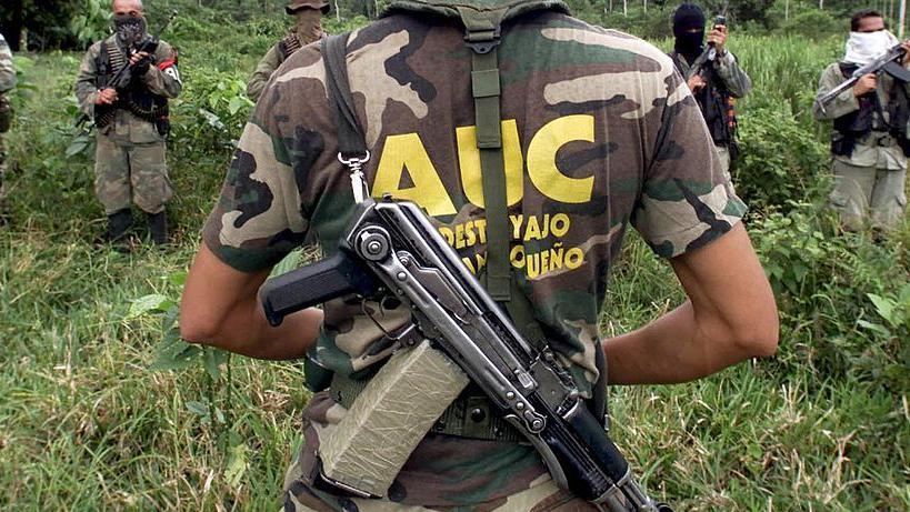 Miembro de las AUC, fotografiado de espaldas en Putumayo, en el año 2000.