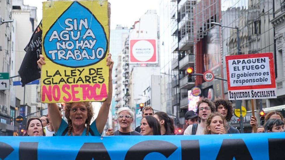Manifestación en contra de la Ley de Glaciares 