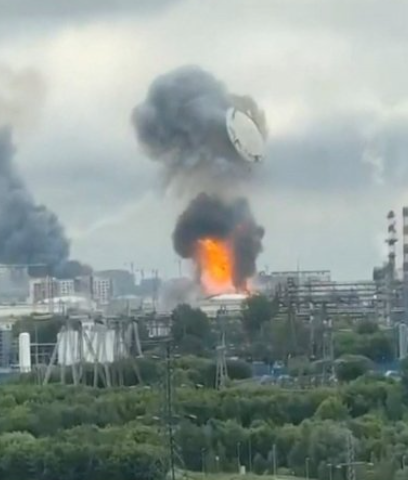 La tapa de un gran tanque de almacenamiento de petróleo salió despedida decenas de metros por el aire debido a la fuerza de una explosión.