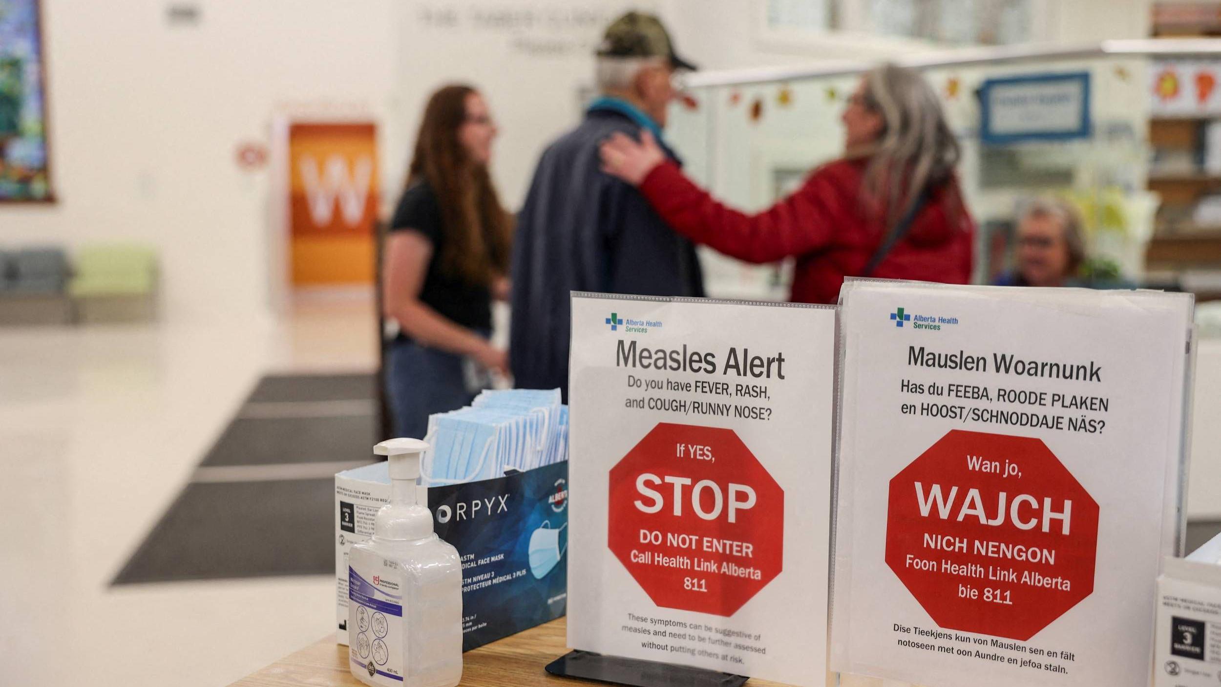 Cartel de alerta por sarampión en una clínica de Estados Unidos