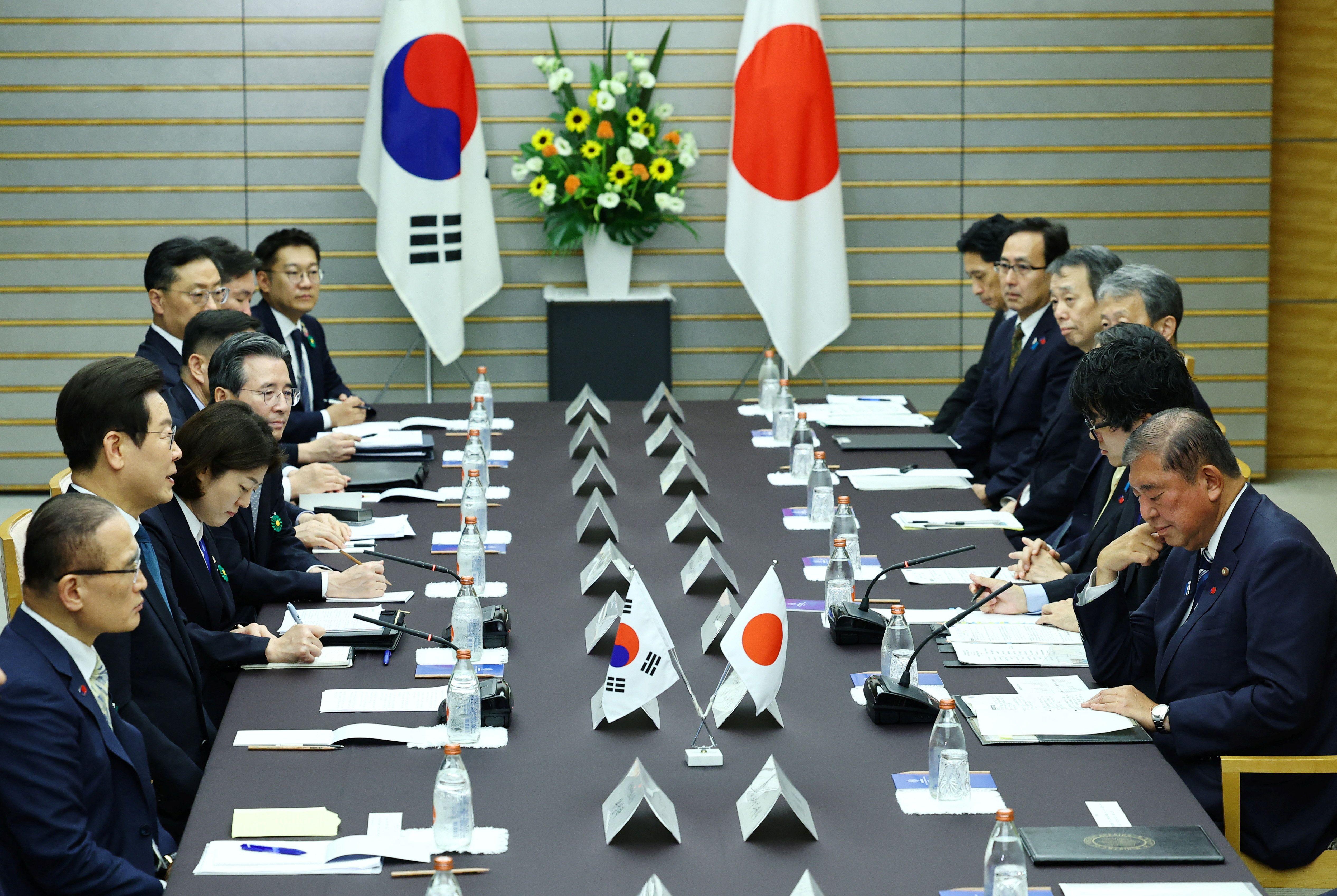 두 정상은 이날 일본 총리 관저에서 두 시간이 넘는 회담을 진행했다