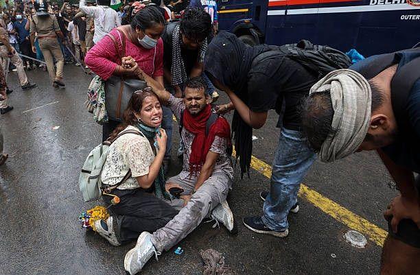 پولیس کے لاٹھی چارج میں درجنوں مظاہرین زخمی ہوئے 