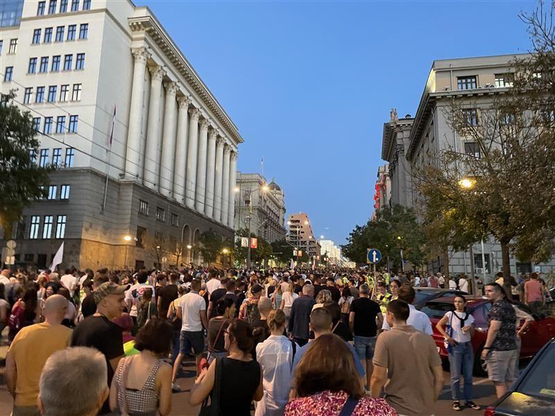 Ljudi šetaju u Beogradu