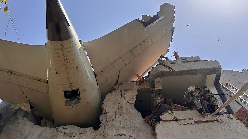 El avión empotrado en un edificio de la zona residencial cercana al aeropuerto.