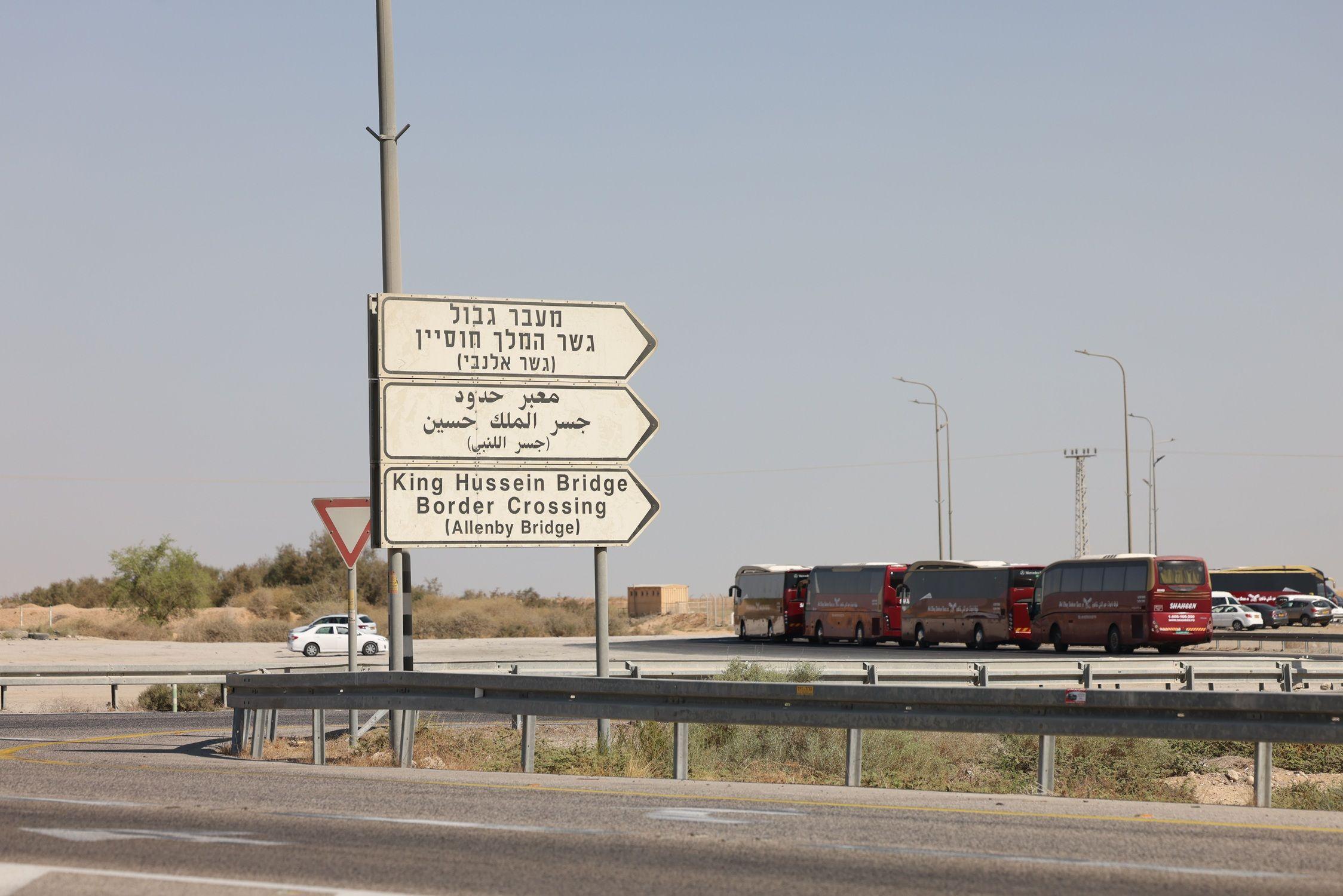 حافلات تقل فلسطينيين تنتظر عبور جسر اللنبي بين الضفة الغربية والأردن، 28 سبتمبر 2025.