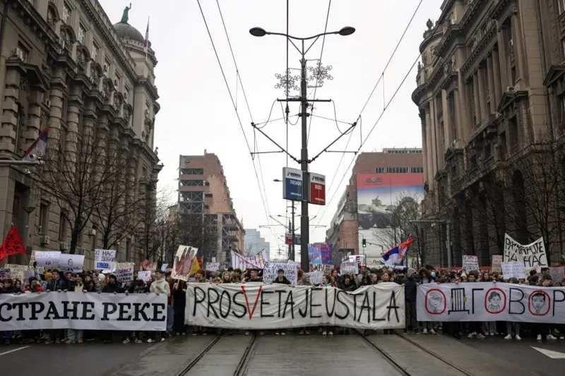Mladi na protestu sa transparentima u ruci