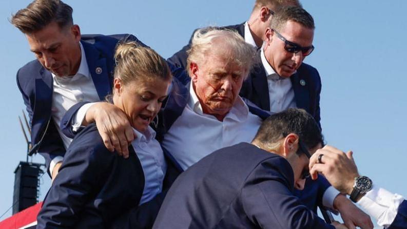 Trump durante un atentado en su contra el 13 de julio de 2024 en Butler, Pensilvania.