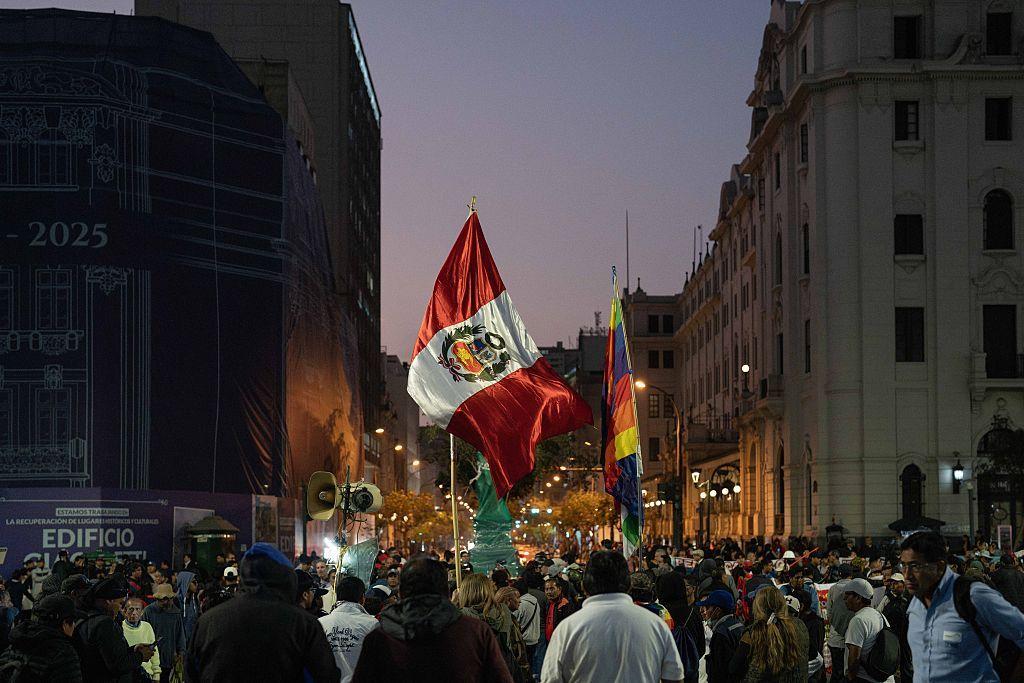 Manifestación en Lima con la bandera de Perú