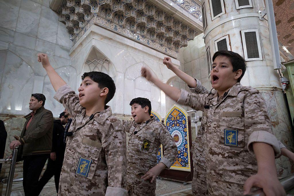 Escolares iraníes visten uniformes militares del Cuerpo de la Guardia Revolucionaria Islámica y corean consignas antiestadounidenses y antiisraelíes durante una ceremonia conmemorativa del 47.º aniversario de la victoria de la Revolución Islámica de Irán, celebrada en el santuario del ayatolá Ruhollah Jomeini.