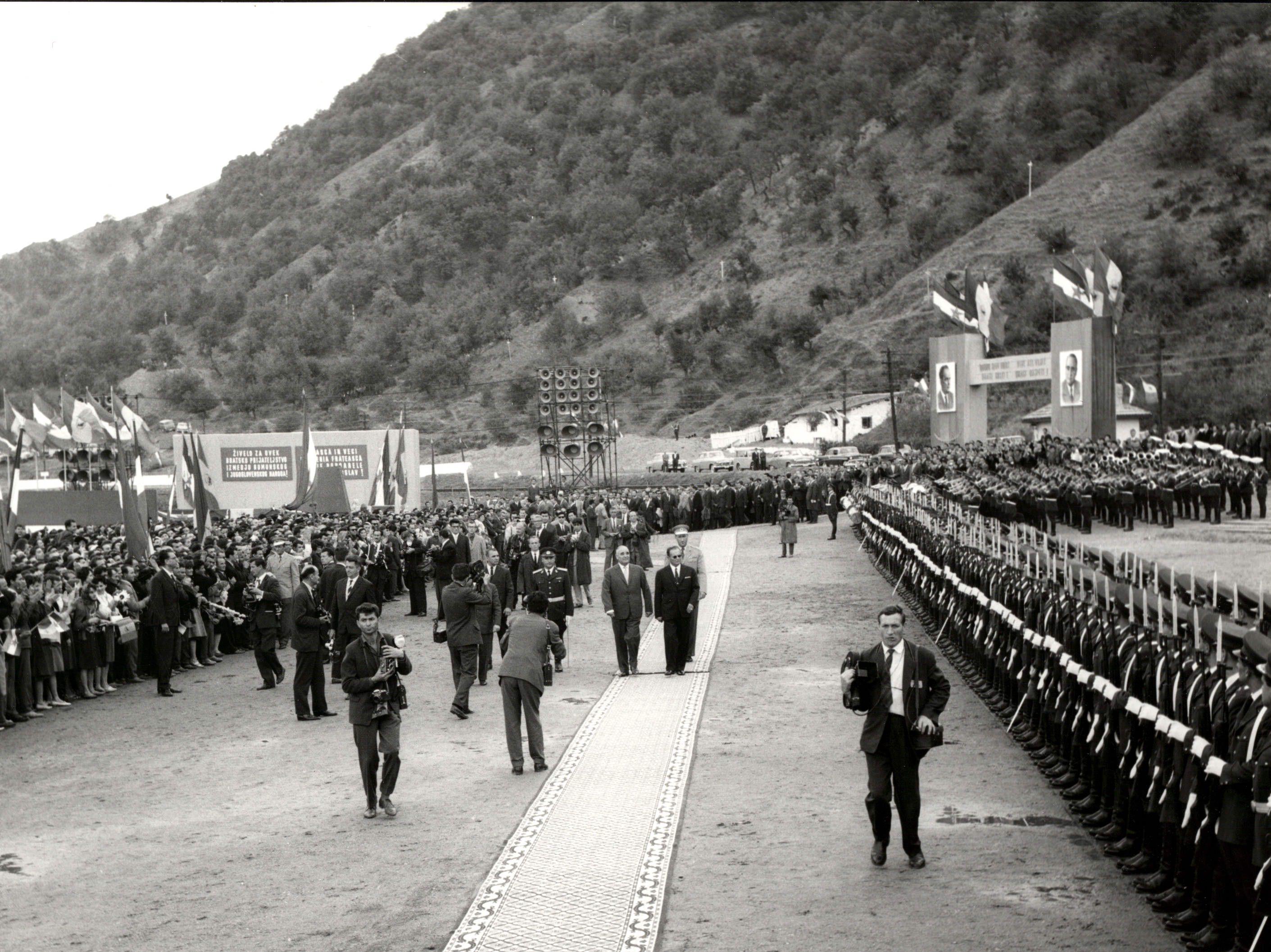 'Ljudi sa granice': Kako su Rumuni u vreme Čaušeskog preko Jugoslavije bežali na Zapad 7 Obeležavanje početka izgradnje HE "Đerdap": miting i otkrivanje spomen ploče na rumunskoj strani Đerdapa