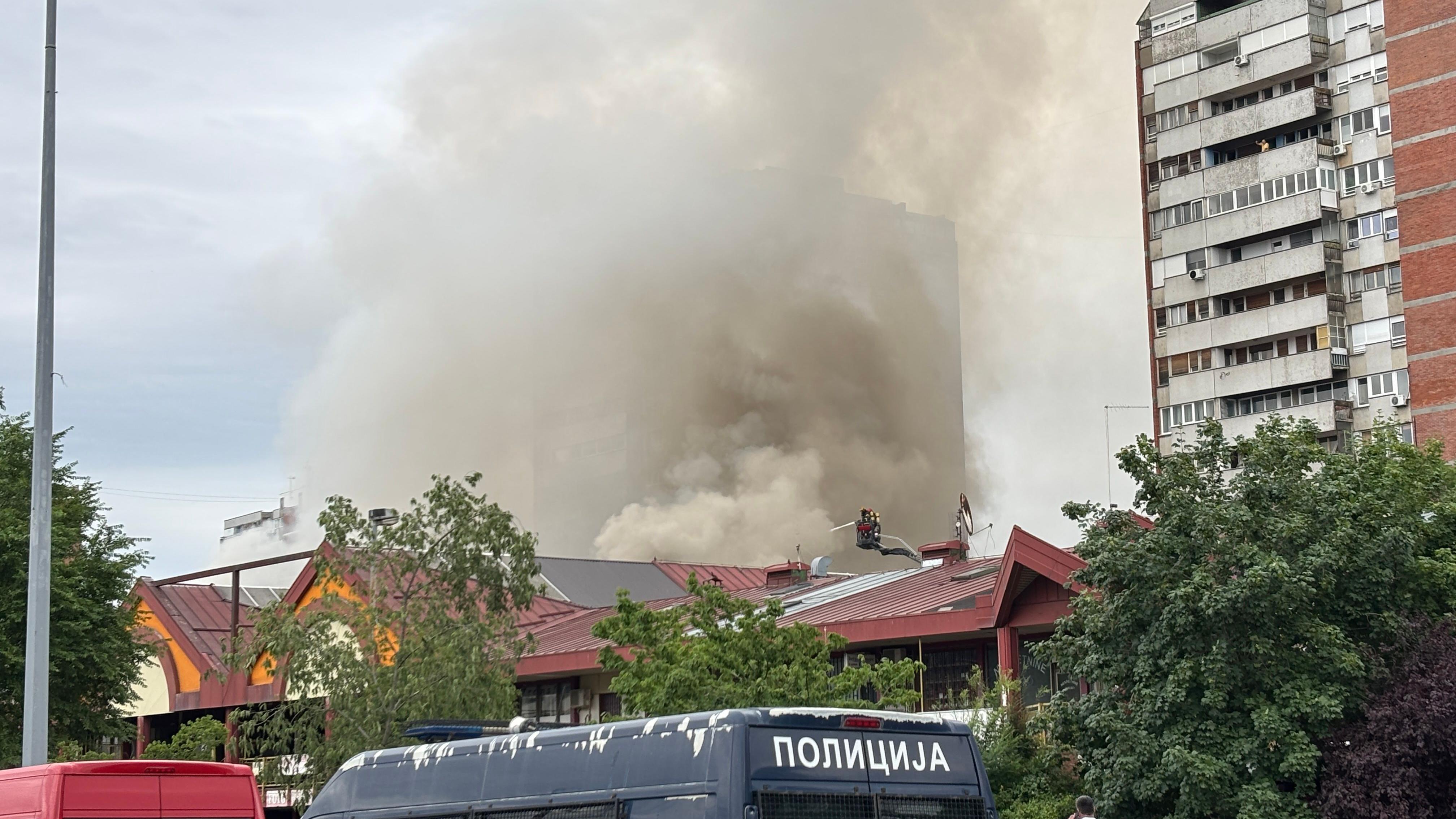 Požar u tržnom centru na Novom Beogradu: Gust dim i borba vatrogasaca 1 Požar u novobeogradskom bloku 45