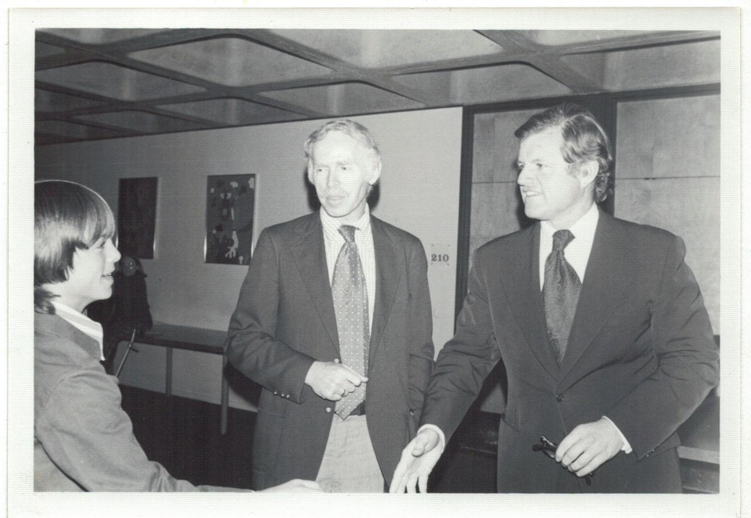 孔傑榮曾邀請甘迺迪總統的弟弟泰德·甘迺迪（Ted Kennedy）到哈佛法學院演講。圖為孔傑榮（中）、泰德·甘迺迪（右）伸出右手準備與一名學生握手