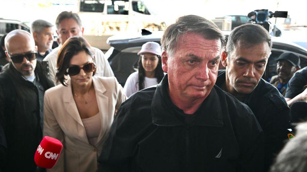 Jair Bolsonaro acompanha sua esposa, michelle Bolsonaro na entrada do aeroporto de  Brasília em 18 de janeiro de 2025.