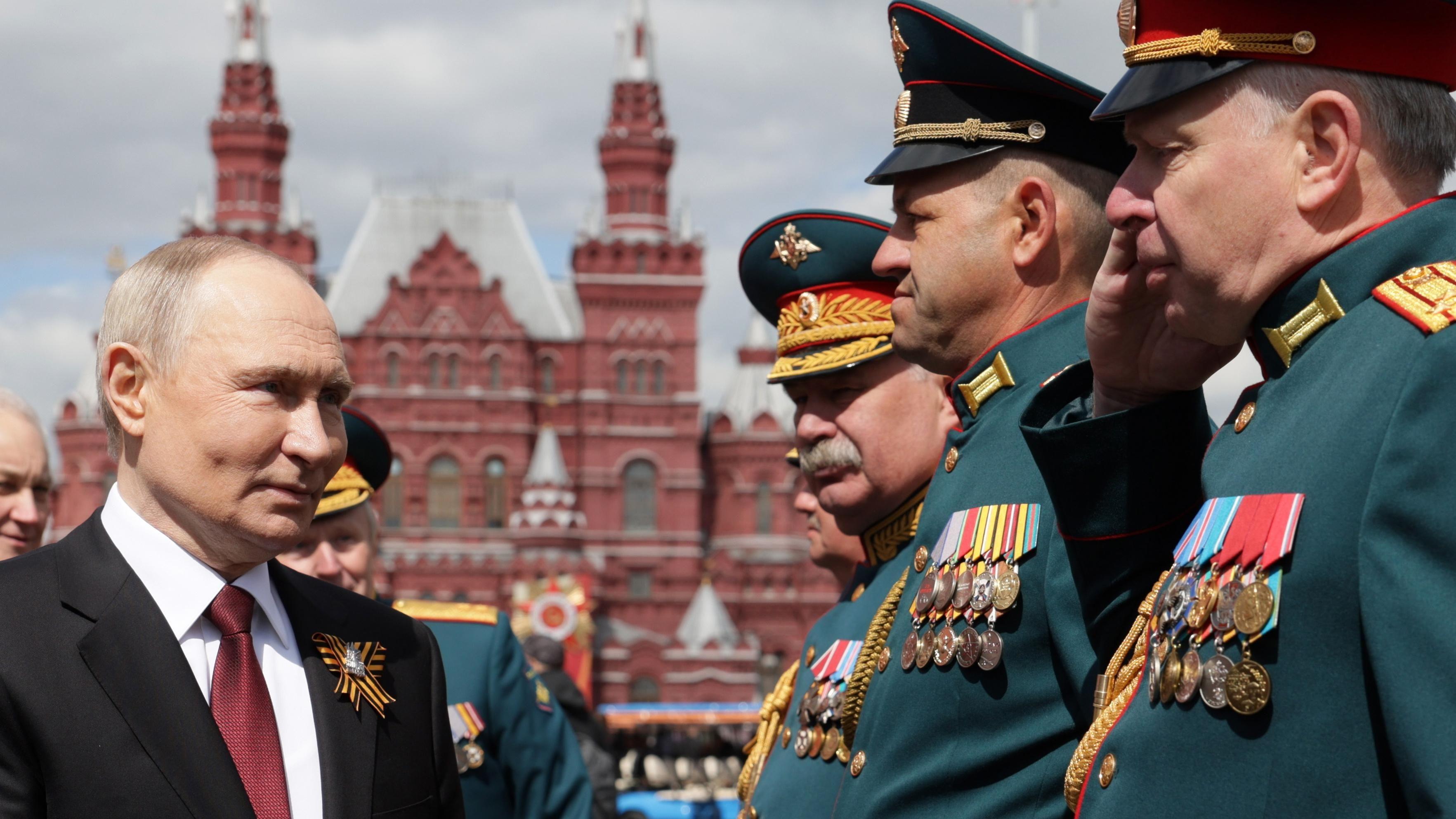 Putin leads Victory Day celebration in Moscow under tight security 