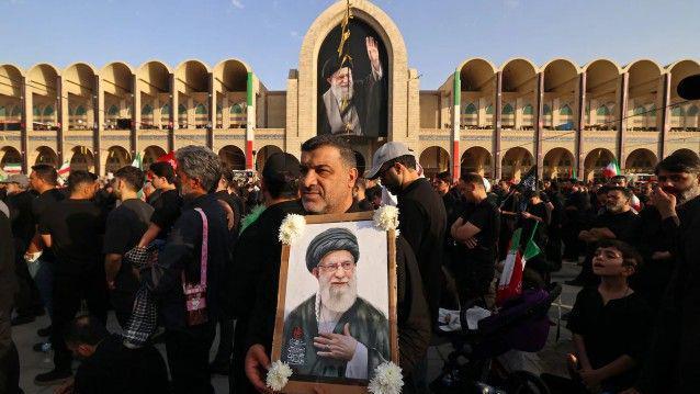 كيف تحوّلت جنازة خامنئي إلى استعراض دعائي؟- مقال في التلغراف