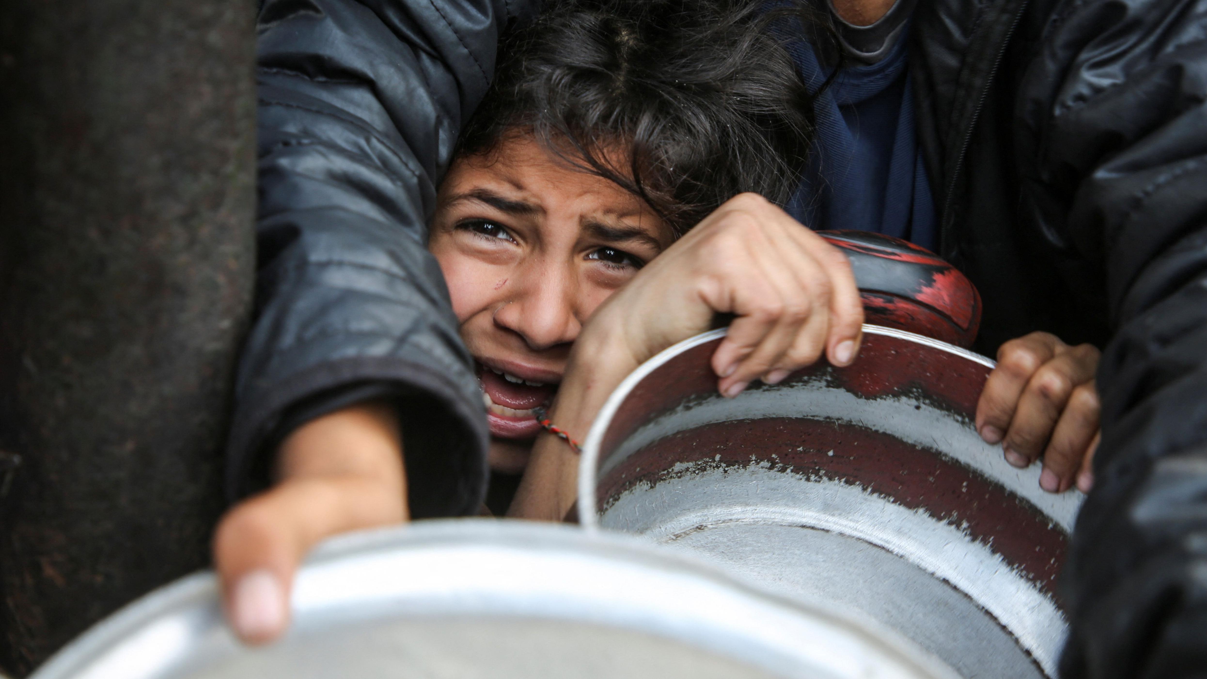 "الجوع هو الشعور الأقذر في الكون"، فلسطينيون يقضون أياماً بلا طعام في قطاع غزة 1 فلسطينيون يتجمعون لتلقي الطعام المطهو في مطبخ خيري في خان يونس جنوب قطاع غزة