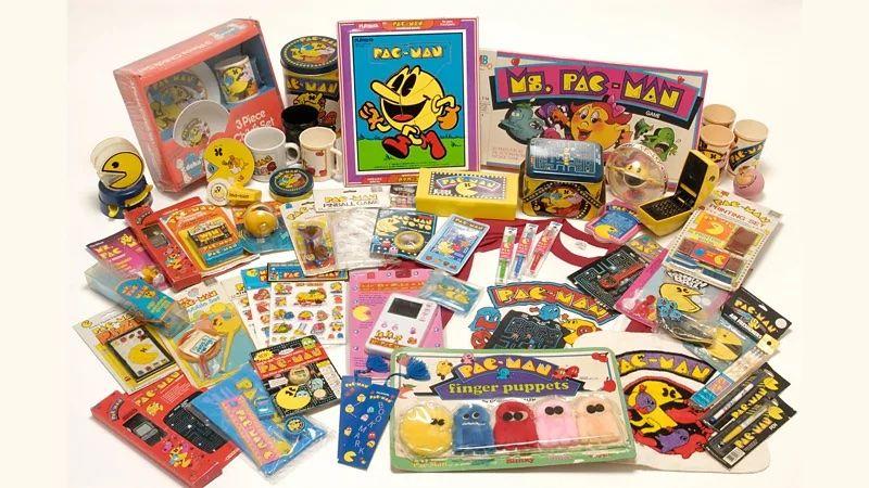 Livros, brinquedos, canecas e vários objetos estampados com Pac-Man