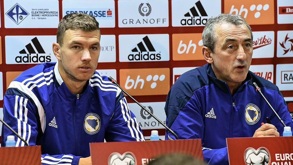 Mehmed Baždarević za BBC: 'Bosna može da prođe grupu, nisam doživeo ovakvu euforiju' 3 Mehmed Baždarević sa Edinom Džekom