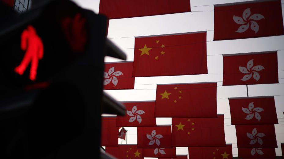 2023年10月，中國國旗與香港區旗懸掛於尖沙咀區。