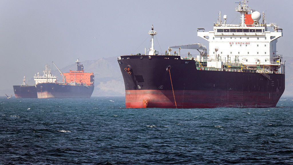 Un barco petrolero con bandera de Gambia anclado en el estrecho de Ormuz, frente a Bandar Abbas, en el sur de Irán. 