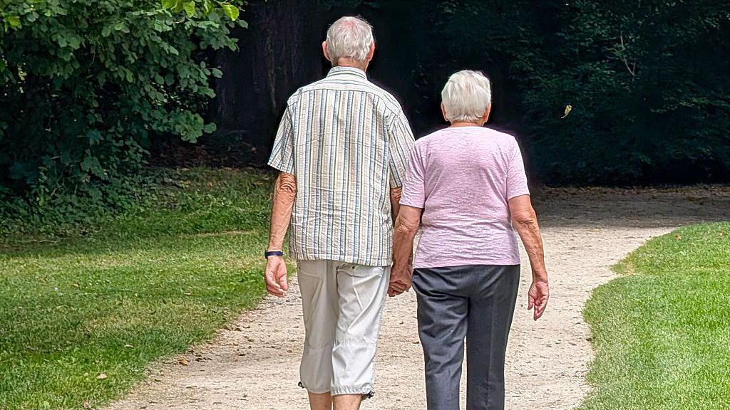 Pareja de adultos mayores caminando 