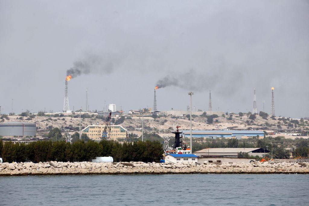 صورة تُظهر جانباً من منشأة نفطية في جزيرة خرج على ساحل الخليج.