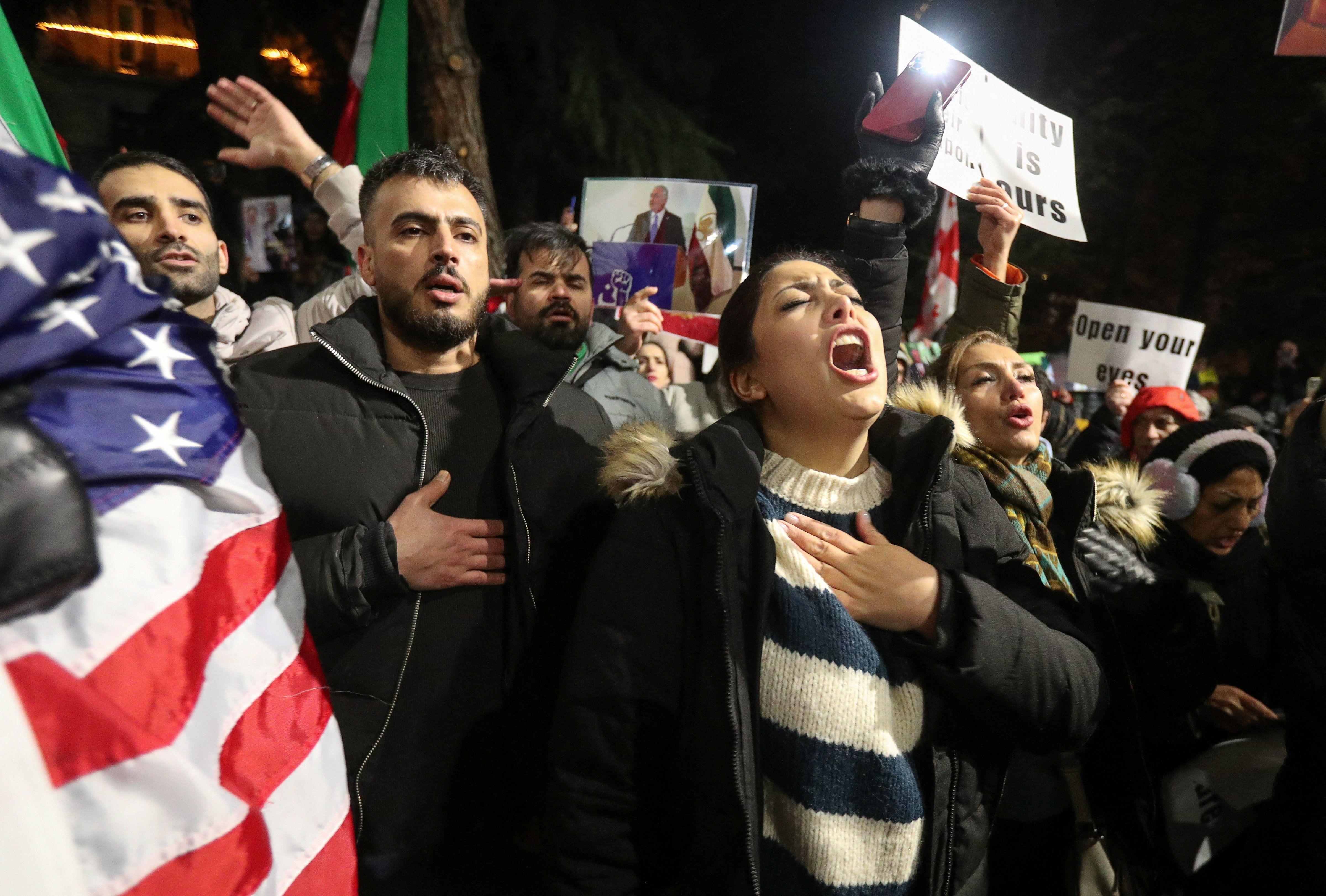 "توقّفوا عن وصف المتظاهرين الإيرانيين بأنهم مدعومون من الخارج، فهم ليسوا دمى" - الإندبندنت 