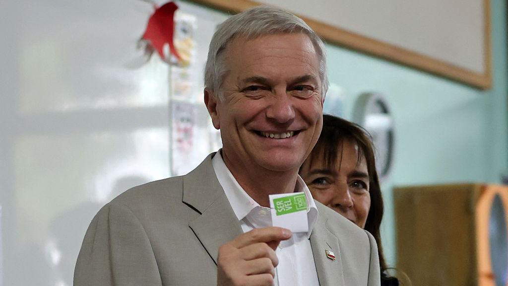 José Antonio Kast muestra su voto