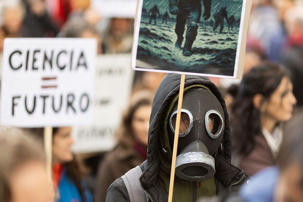 Los científicos argentinos advierten que el gobierno lleva a cabo un "cientificidio" por la falta de inversión.