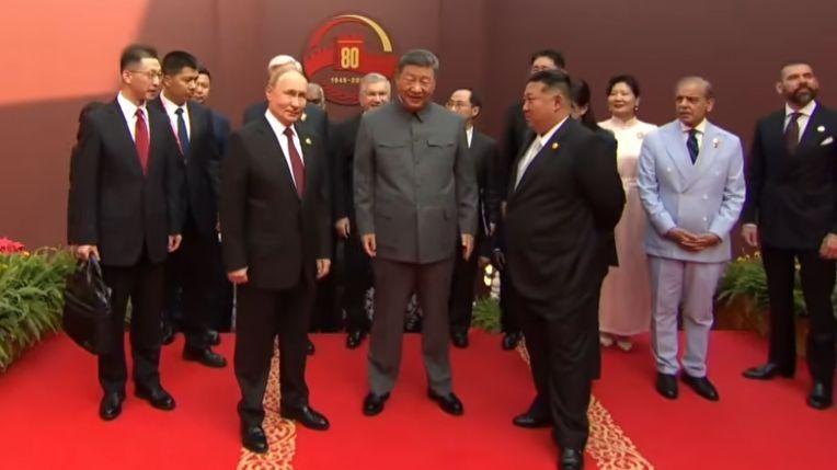 En el centro de la imagen, el presidente de China, Xi Jinping. A su lado se encuentran Vladimir Putin y Kim Jong-un, mientras que otros dignatarios y representantes observan.
