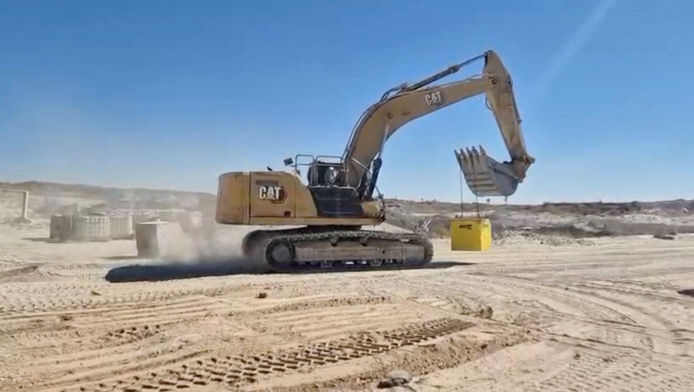 Imagen facilitada por el gobierno de Israel de una grúa moviendo un bloque amarillo en una zona inhabitada de Gaza, en octubre de 2025