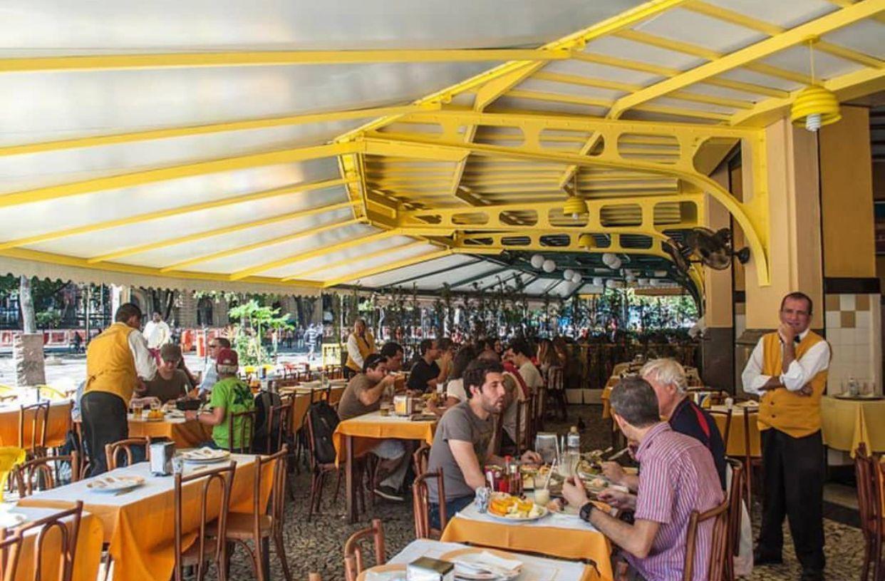 Gar&ccedil;ons e clientes em &aacute;rea externa do Amarelinho, durante o dia 