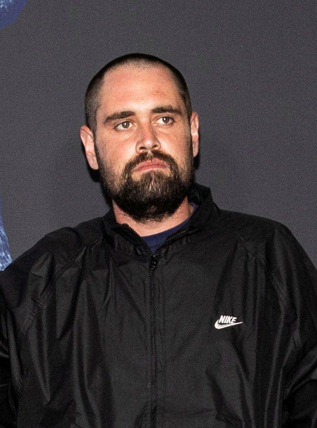 Ko je Nik koji se sumnjiči za ubistvo oca, reditelja Roba Rajnera 2 Nik Rajner u crnoj dukserici