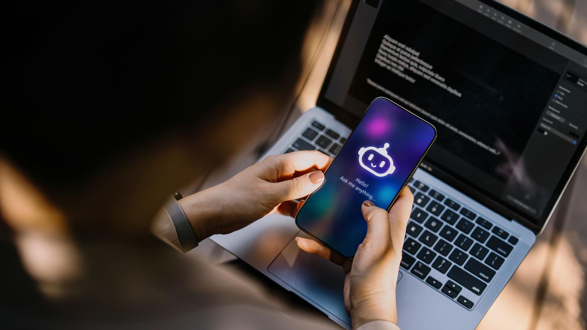 Una mujer chateando con un chatbot de IA