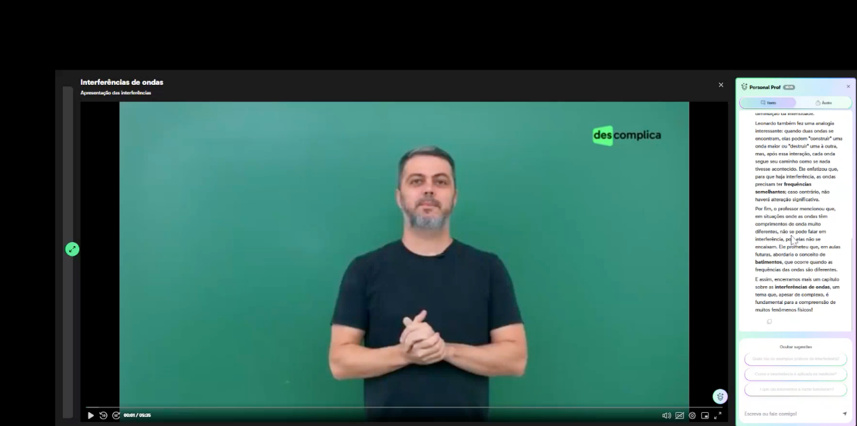 Professor dá aula com quadro verde ao fundo e um chatbot ao lado