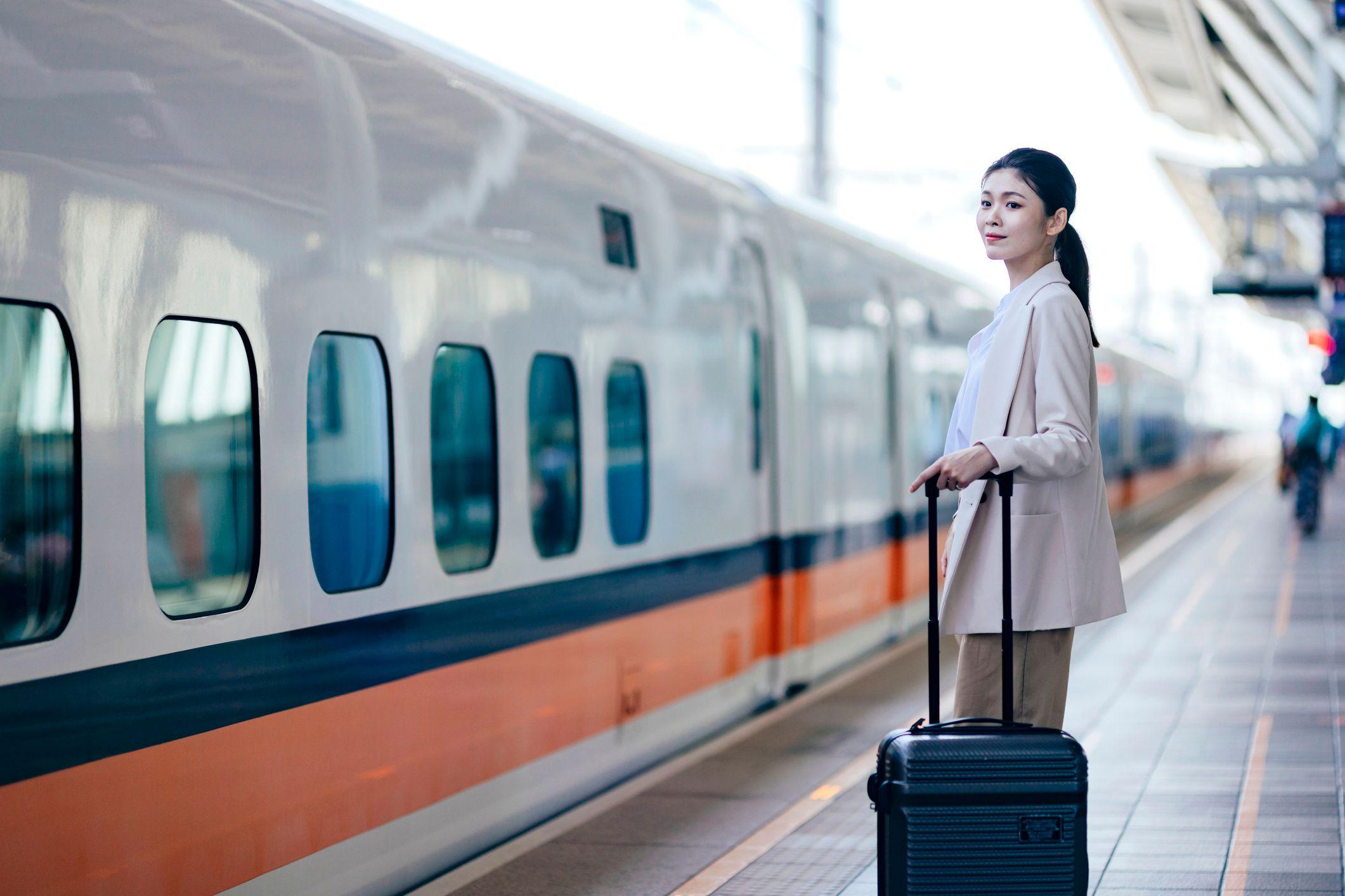 一名台灣女性在等待搭乘高鐵。