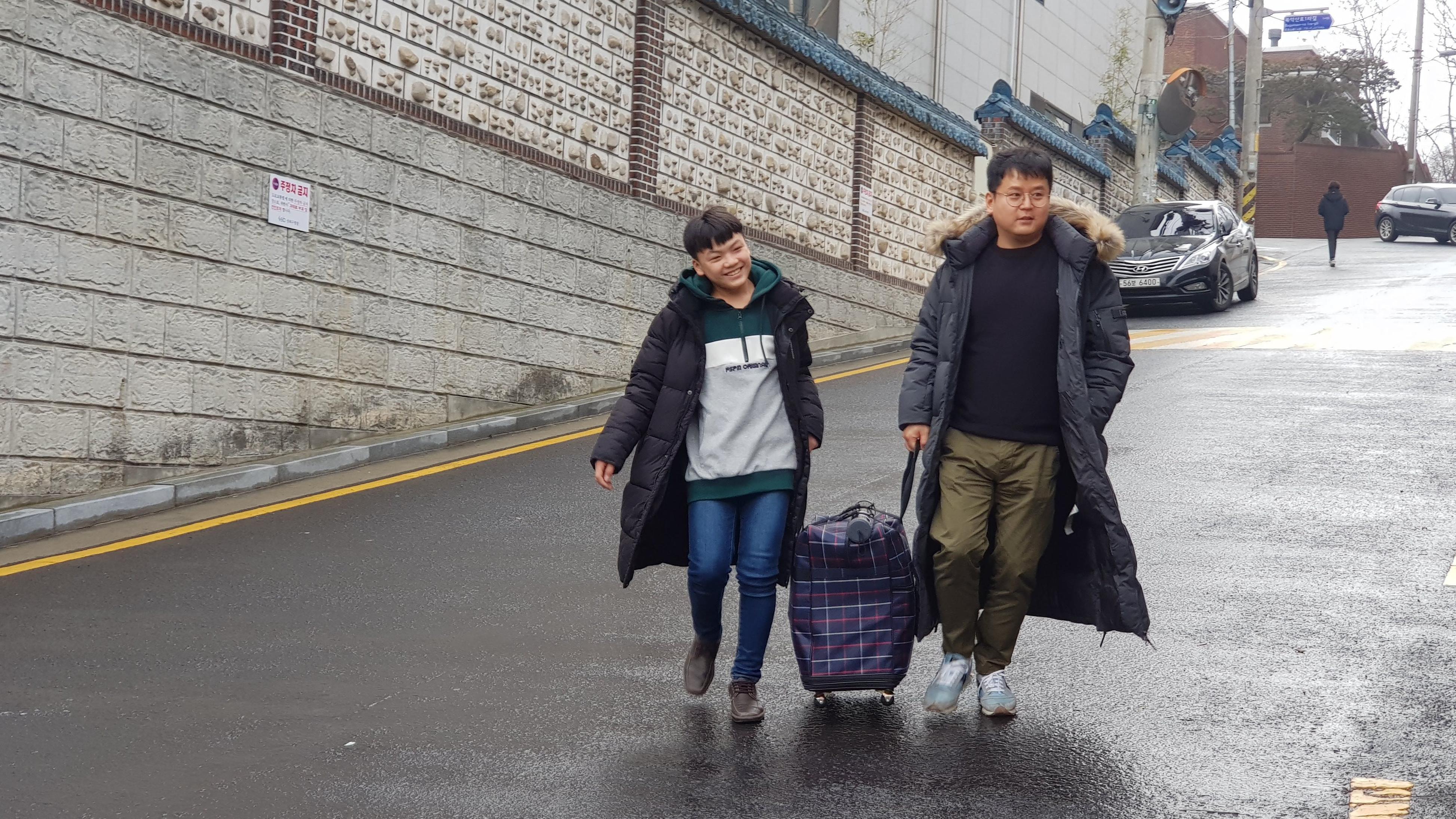 2019 年，金城在首爾與養父一同抵達他的新家。
