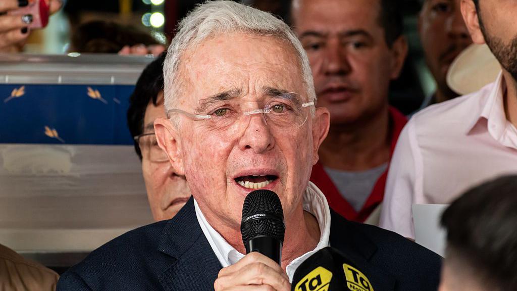 El expresidente de Colombia, Álvaro Uribe, fotografiado con seguidores el 27 de julio de 2025.