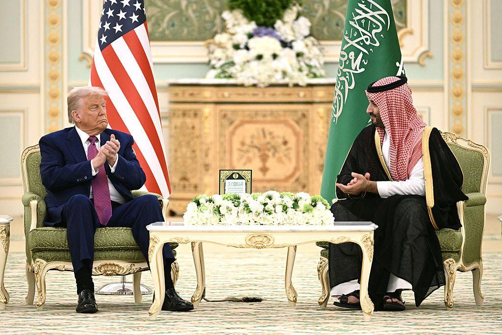 ترامب يواصل زيارته للخليج وحديث عن أن اهتمامه بالصفقات جاء على حساب نتانياهو وأضعفه.