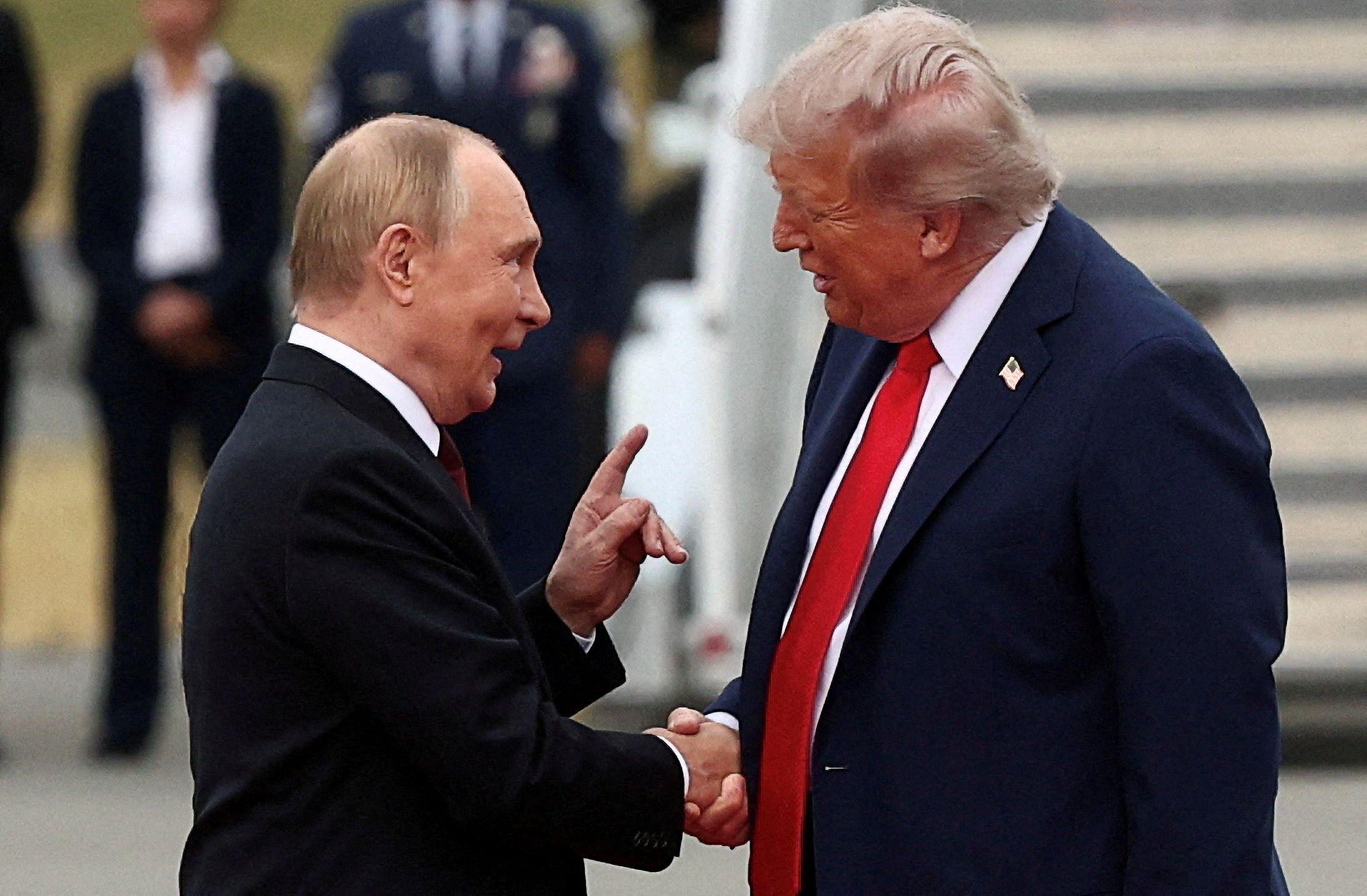 O presidente dos Estados Unidos, Donald Trump, aperta a mão do presidente russo, Vladimir Putin, enquanto se reúnem para negociar o fim da guerra na Ucrânia, na Base Conjunta Elmendorf-Richardson em Anchorage, Alasca, em 15 de agosto de 2025.