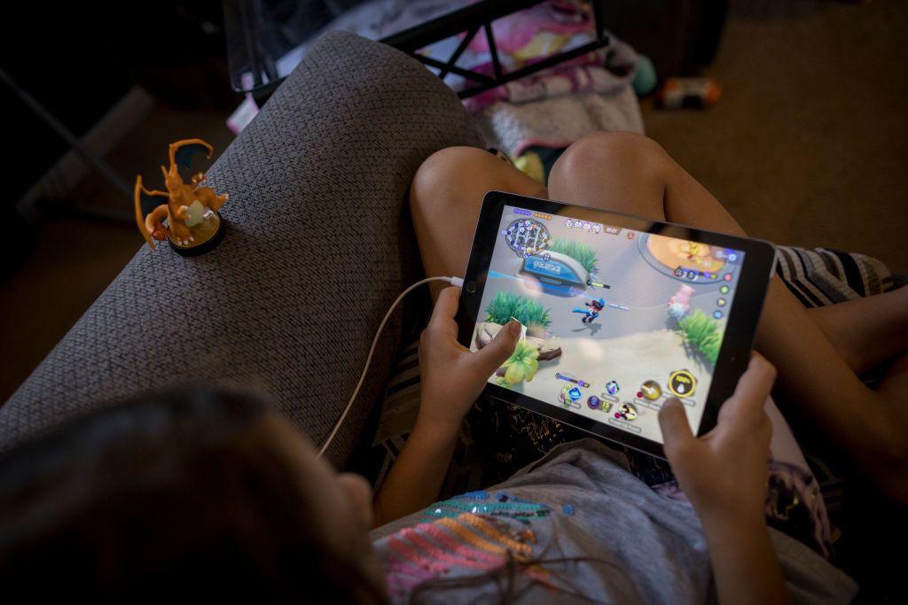 Uma criança jogando um jogo no iPad