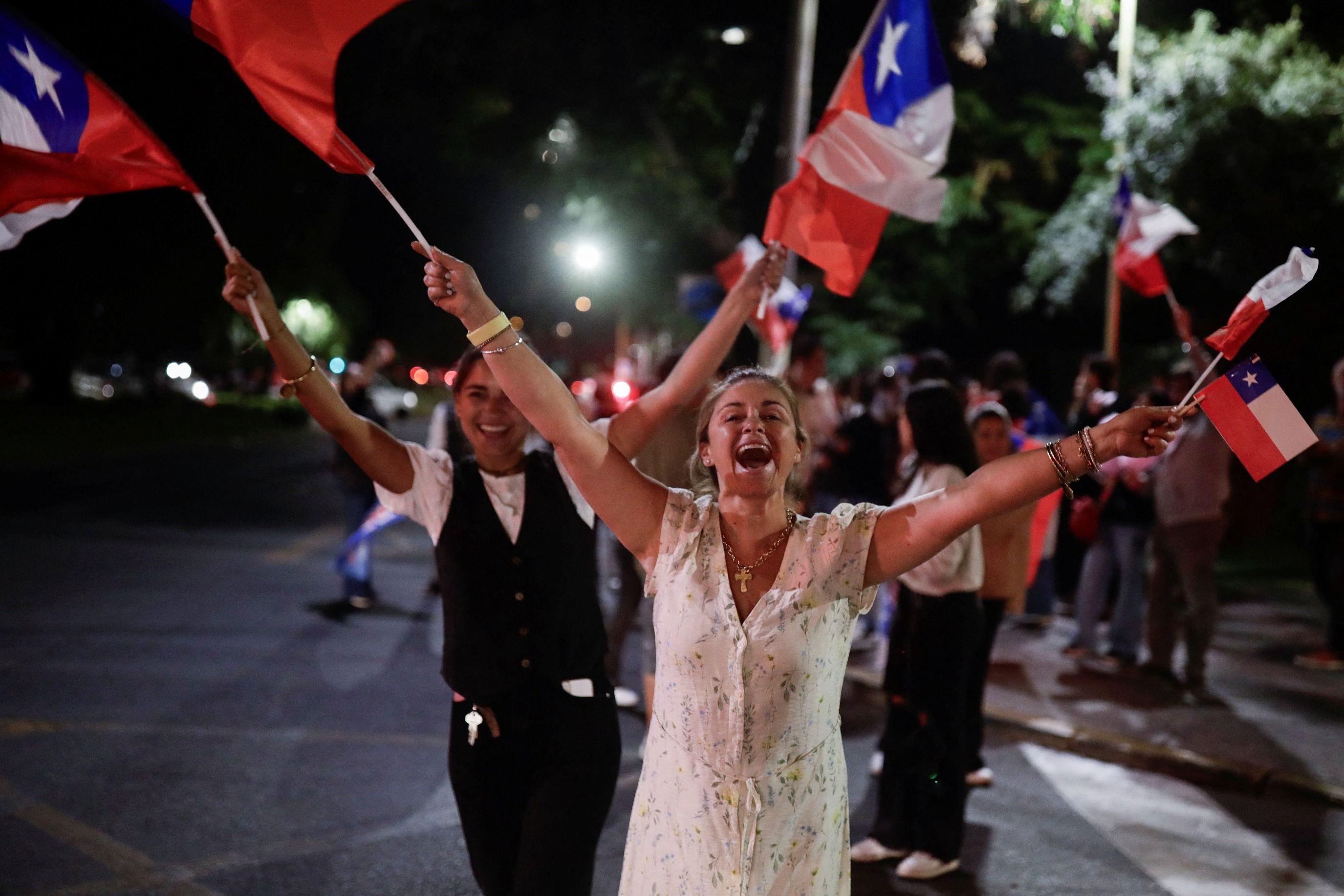 Un grupo de adherentes celebra el triunfo de José Antonio Kast. 