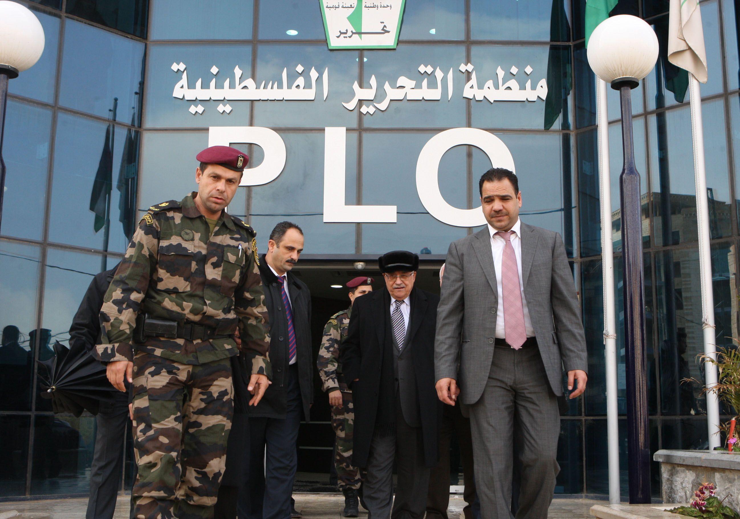 الفلسطينيون، بثلاثة مناصب رئاسية، وحكومة، وبلا دولة 2 الرئيس الفلسطيني محمود عباس عند مقر منظمة التحرير الفلسطينية في 2011 في رام الله في الضفة الغربية المحتلة