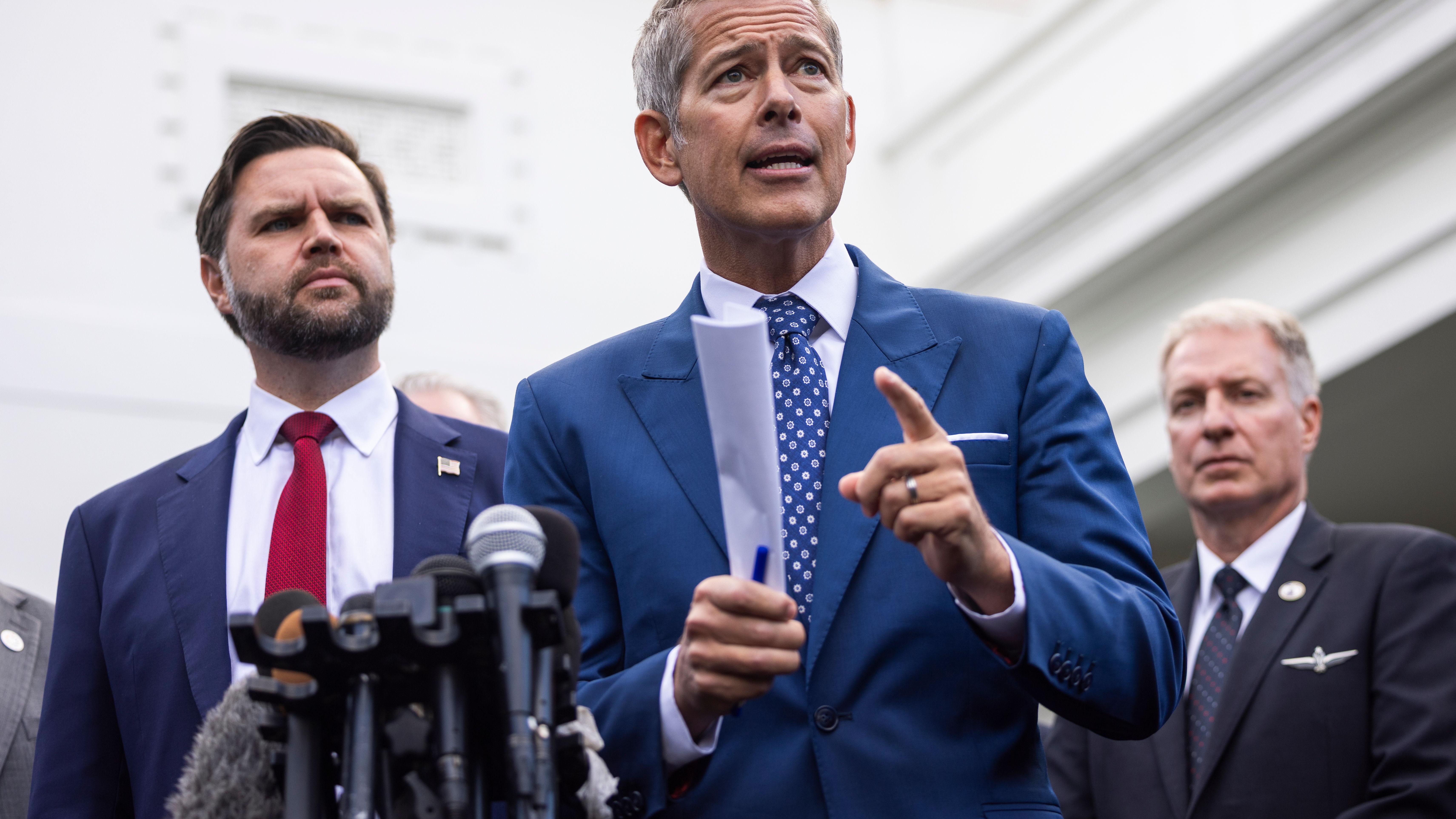 وزير النقل شون دافي (وسط الصورة) يتحدث للصحفيين 