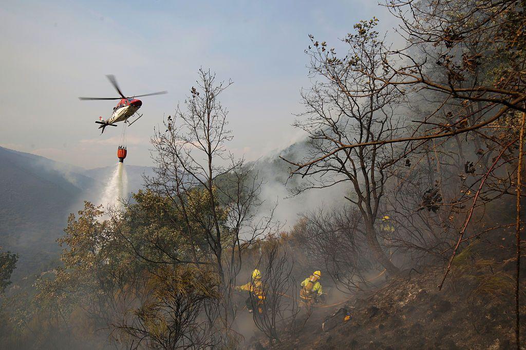Bomberos luchando contra las llamas en agosto.