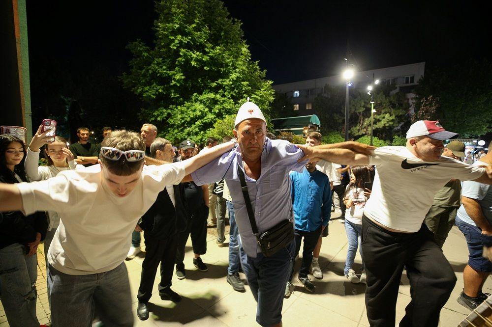 kurti, izbori na kosovu, slavlje pristalica kurtijevog samoopredeljenja
