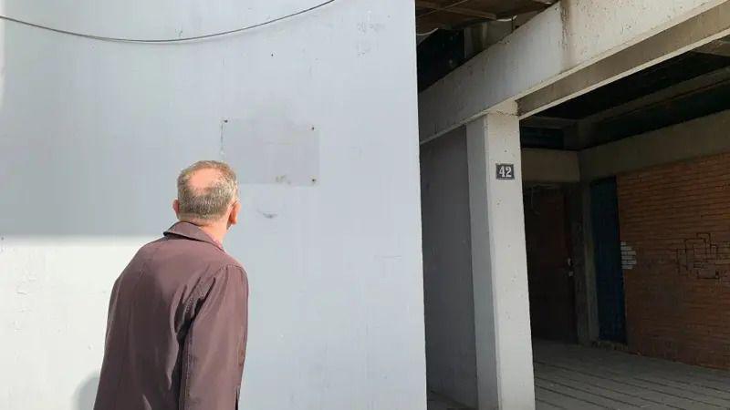 Na zgradi u Bulevaru Milutina Milankovića 42 na Novom Beogradu, gde je od 2016. bila spomen ploča Tomi Buzovu, danas je ostao samo trag (23. 2. 2023.)
