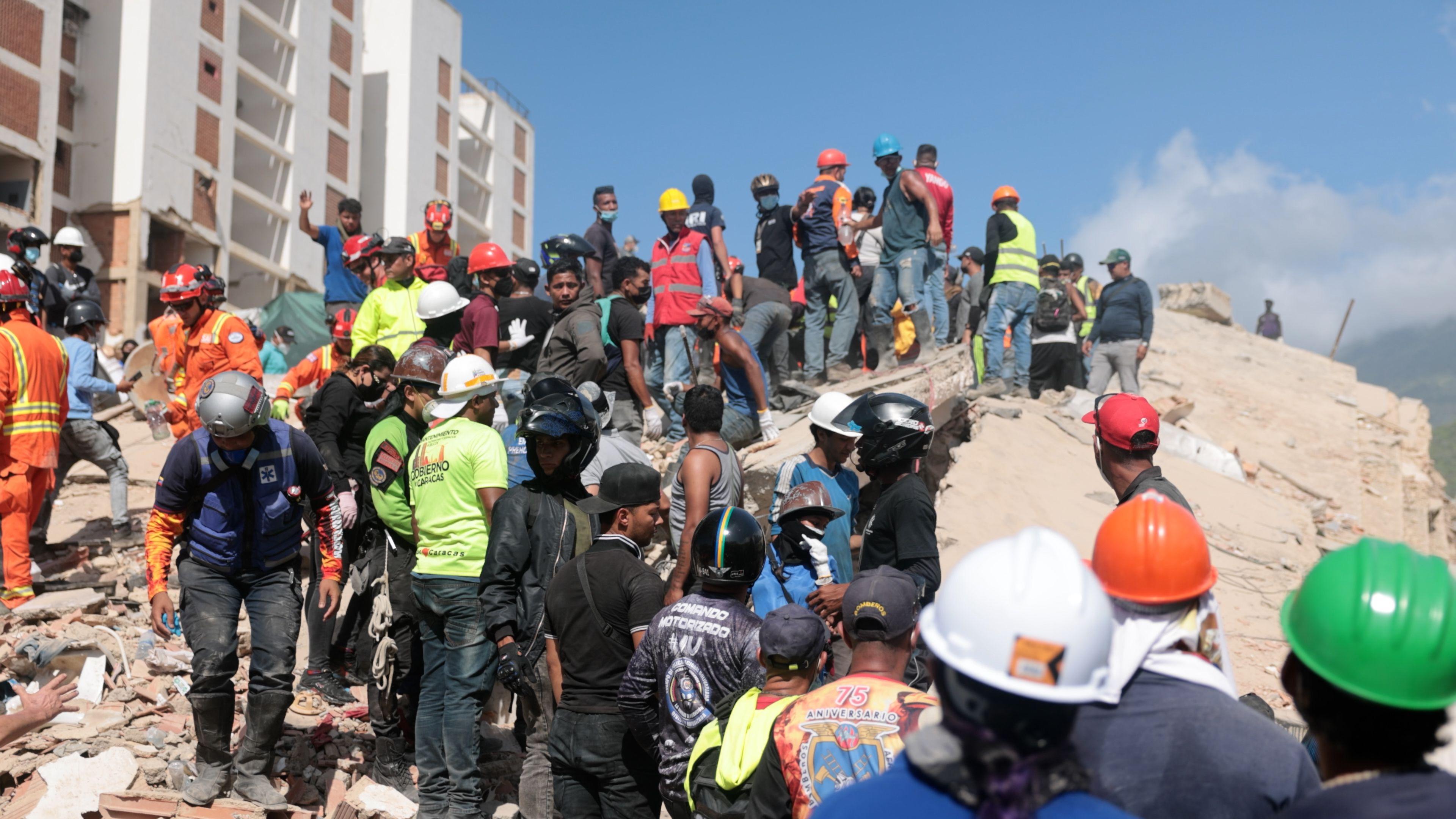 Personas sobre escombros en las labores de búsqueda en La Guaira, Venezuela, julio de 2026.