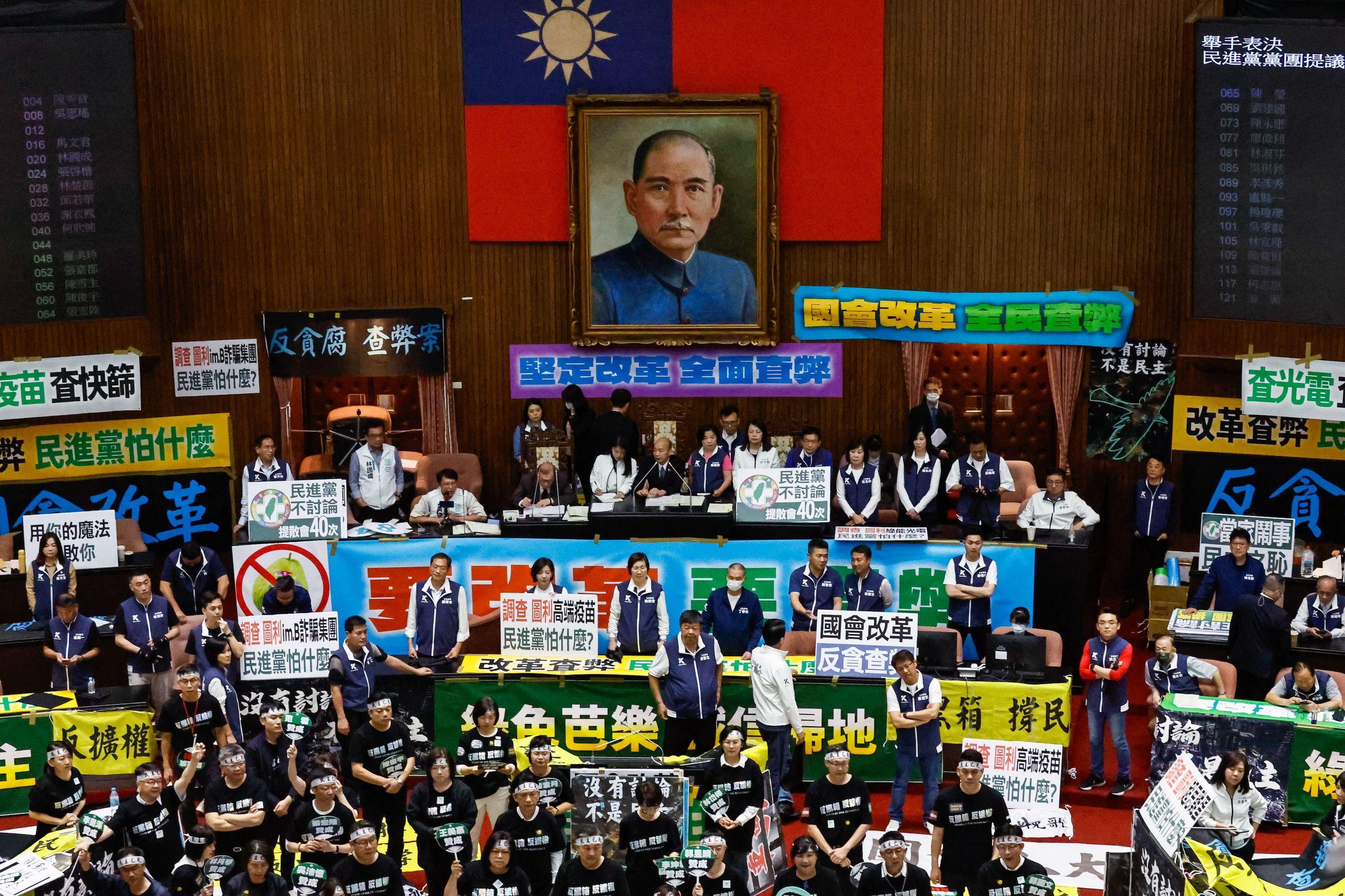 2024年大選後民進黨失去國會多數議席，與在野的藍白陣營多次衝突。若大罷免翻轉國會席次版圖，民進黨有機會重奪立院主導權。