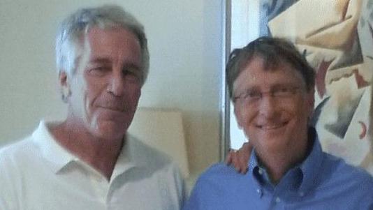 Epstein y Gates sonríen a la cámara en una fotografía sin fecha